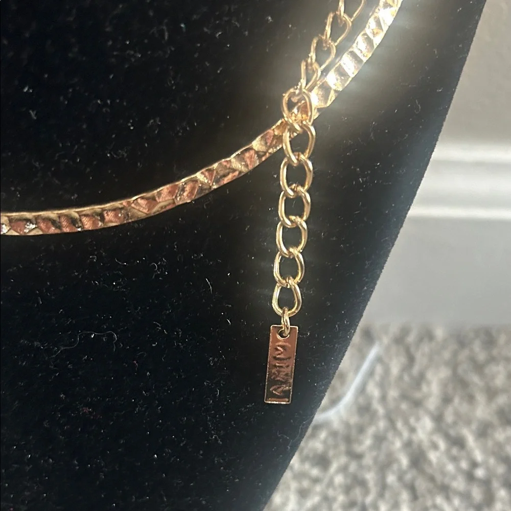 Kirkland Signature Elegant Gold Necklace with matching earrings - Picture 4 of 10